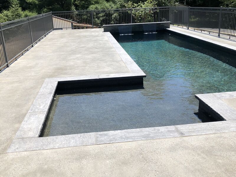 Tour de piscine en béton estampé
